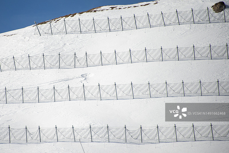意大利多洛米蒂的塞拉隆达山坡上的雪崩防护屏障图片素材