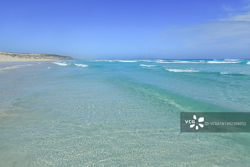 蓝绿色海水中的小波浪。Sleaford湾。艾尔半岛。南澳大利亚。图片素材