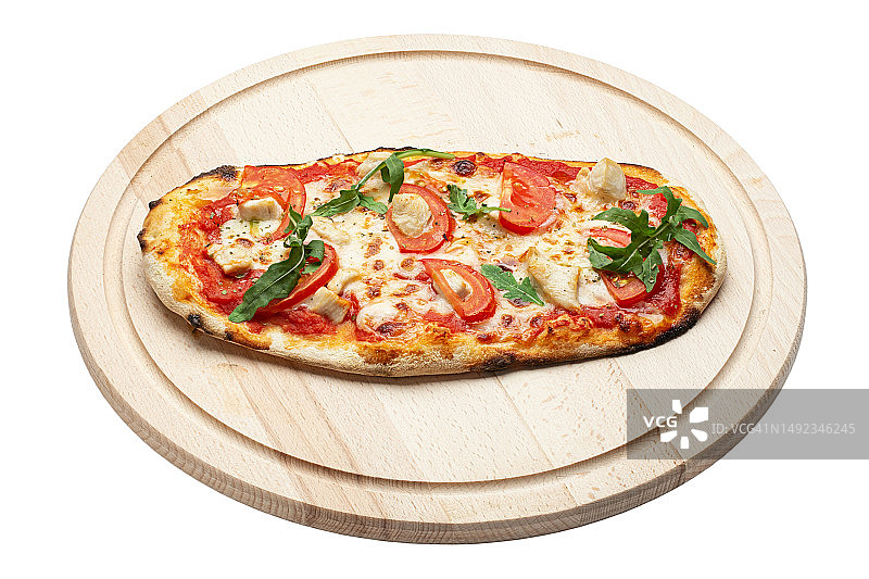 美味的披萨装在白色背景的木制盘子里。文件包含剪辑路径。概念的广告传单和海报的餐馆或披萨店，模板与美味的味道辣香肠。图片素材