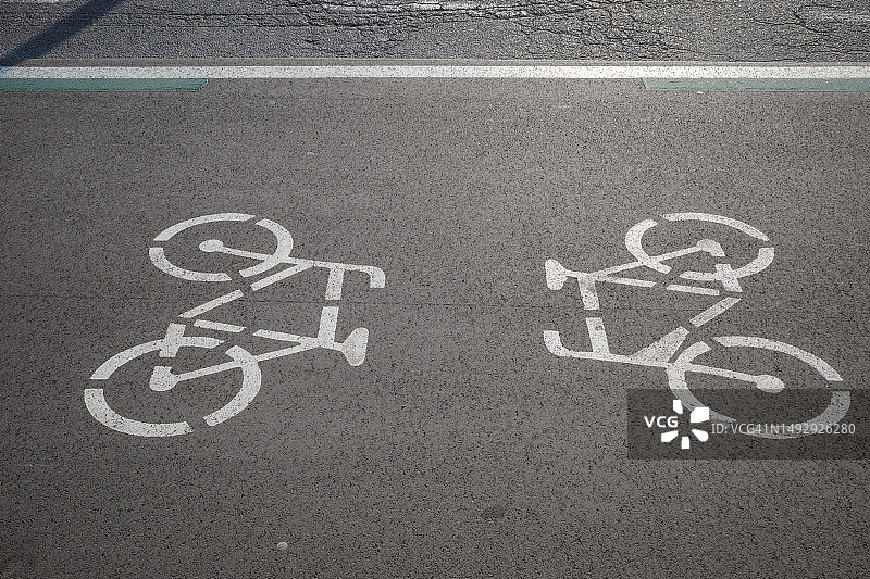 道路上自行车道上的白色自行车图标。图片素材
