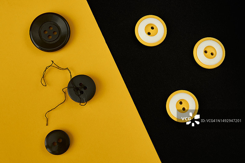 格鲁吉亚，黄色和黑色背景上的多色按钮特写图片素材