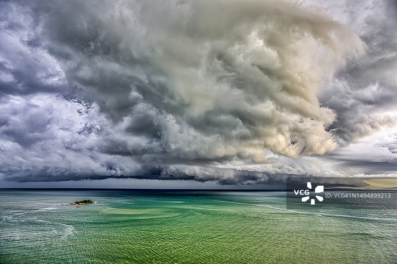 马来西亚槟城丹绒邦加，暴风雨笼罩下的海景图片素材