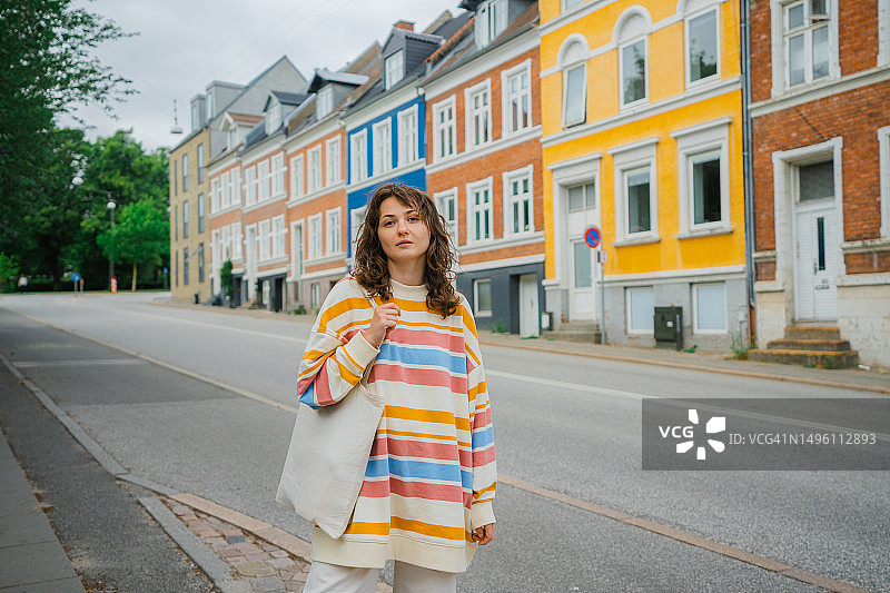 站在哥德堡彩色建筑背景上的妇女图片素材