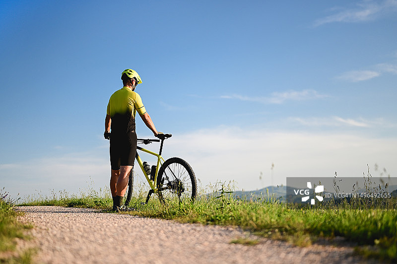 骑自行车的人在旅行后放松。图片素材