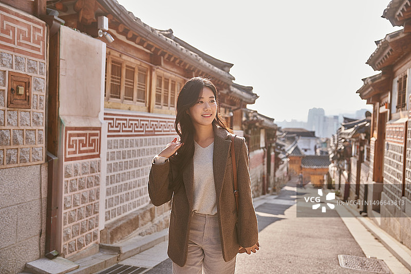 韩国，女人，一个人，北村，走路图片素材