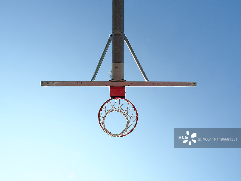 低角度看篮球篮对晴朗的蓝天，美国，美国图片素材
