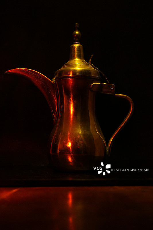 黑色背景下的茶壶特写，巴布沙奇，亚历山大省，埃及图片素材