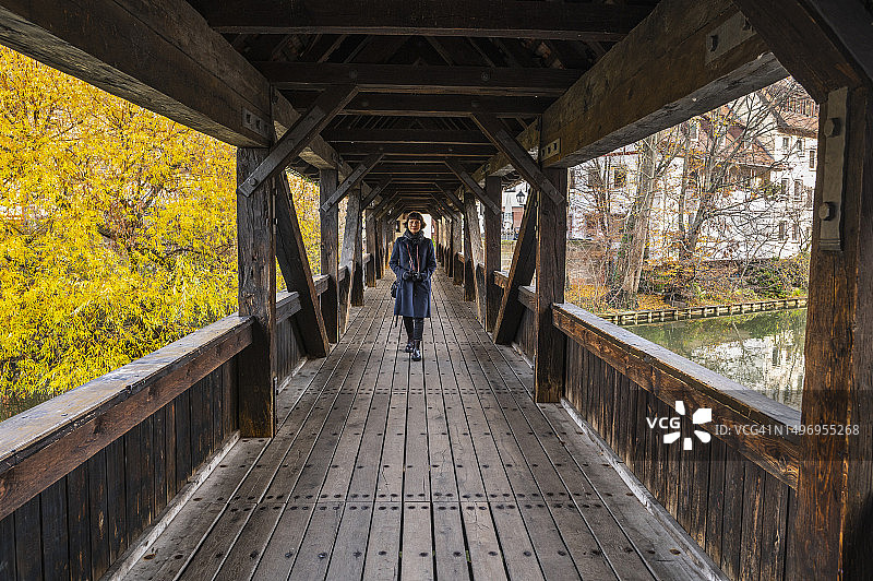德国纽伦堡，一名女子走过木桥图片素材
