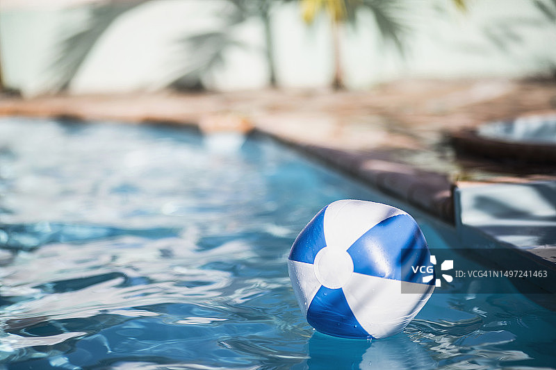 游泳池里漂浮的充气球图片素材