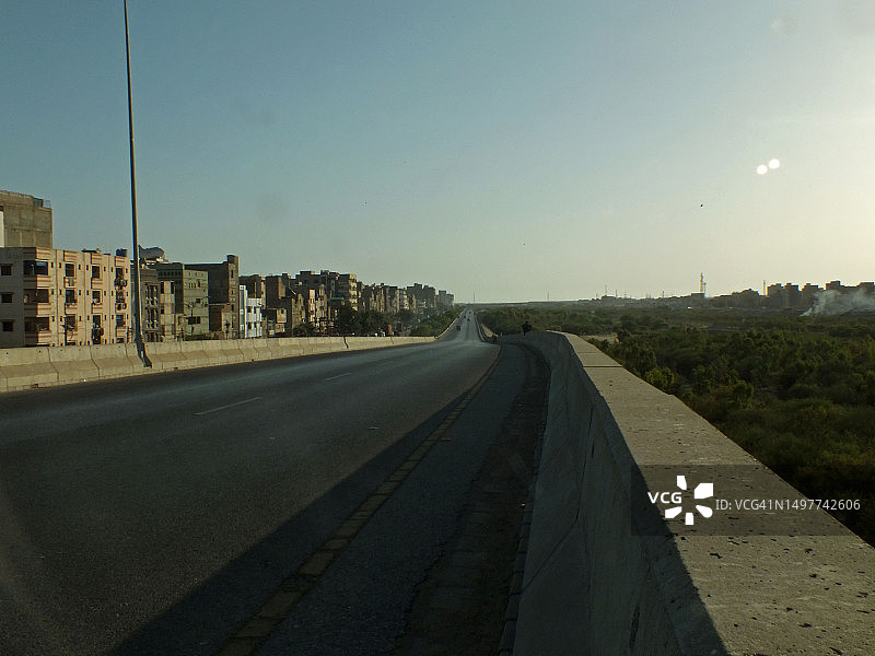 利亚里高速公路上行驶的车辆图片素材
