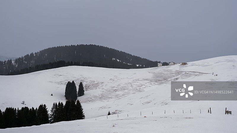 意大利维琴察省加利奥，雪山映衬天空的美景图片素材