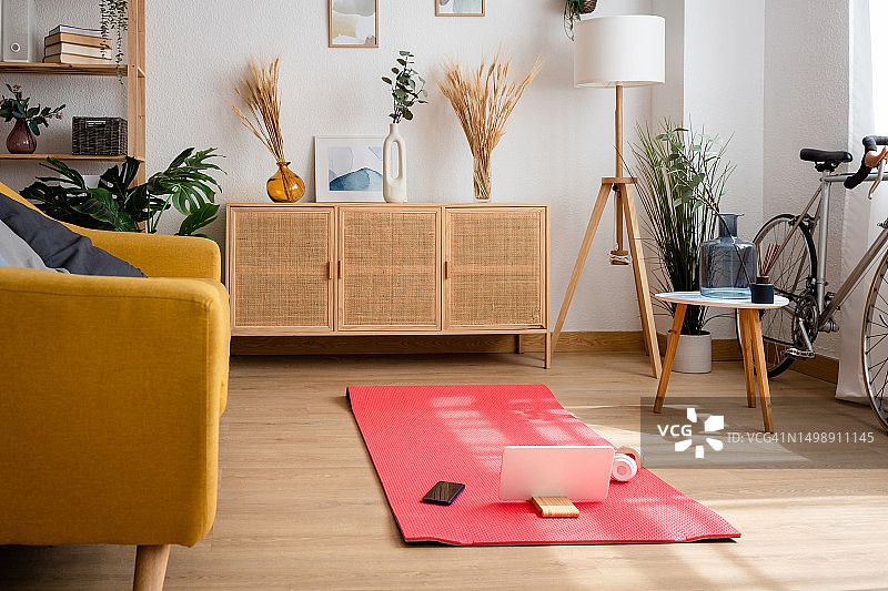 空荡荡的客厅，地板上放着瑜伽垫。图片素材