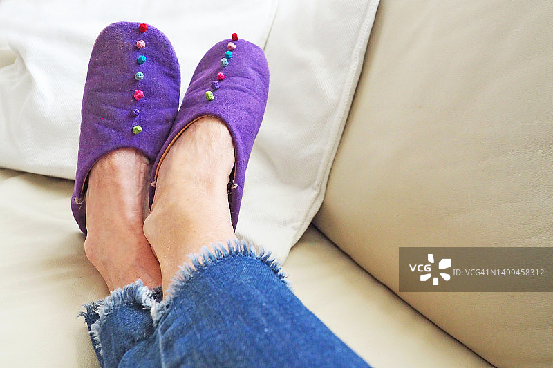 个人视角的女人的脚紫红色拖鞋图片素材