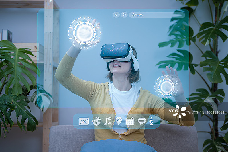 女性在家里使用虚拟现实眼镜来体验虚拟世界的概念图片素材