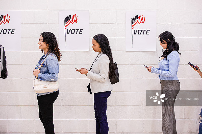 不同的女性排队投票图片素材