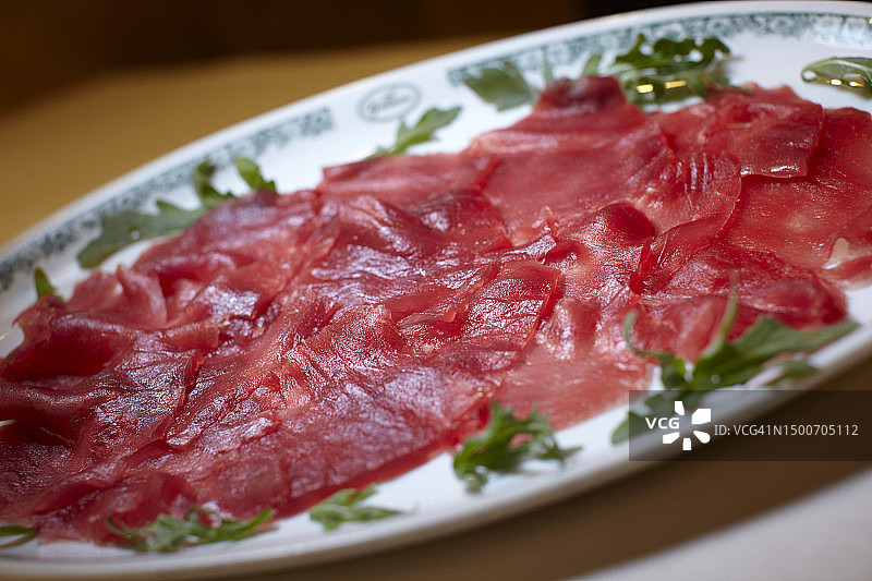 金枪鱼卡帕齐奥在米兰海鲜餐厅供应图片素材