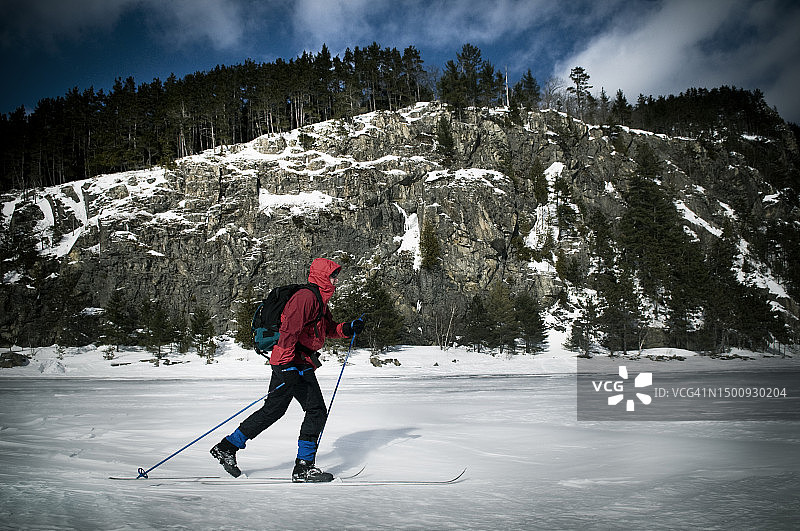 在缅因州基诺山较低悬崖下的穆斯海德湖滑雪图片素材