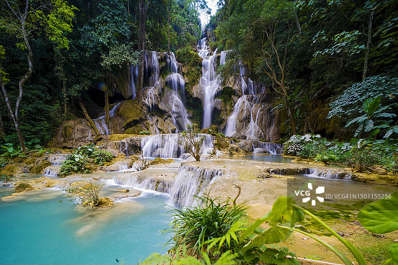 老挝琅勃拉邦，森林中的瀑布美景图片素材