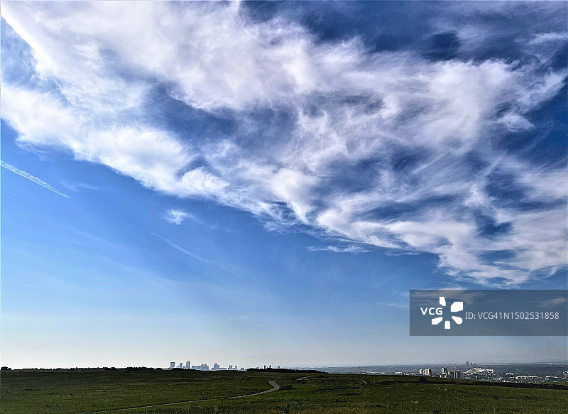 加拿大Nosehill公园，天空衬托下的田野风景图片素材