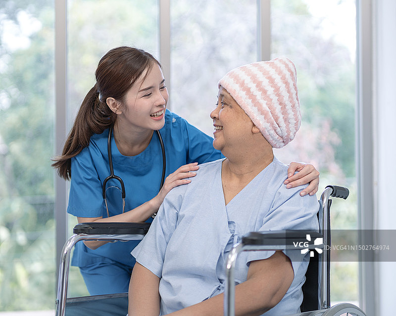 亚洲护士对老年癌症患者的讨论与安慰图片素材