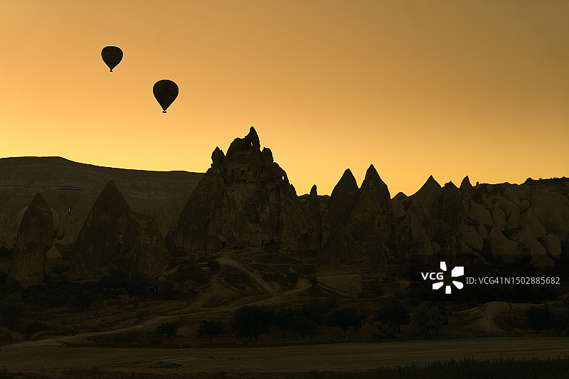 早晨发现卡帕多西亚令人惊叹的风景，土耳其热气球，和美丽的自然烟囱图片素材