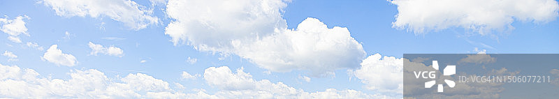 晴朗的天空，蓝天白云，德国美因河畔法兰克福图片素材