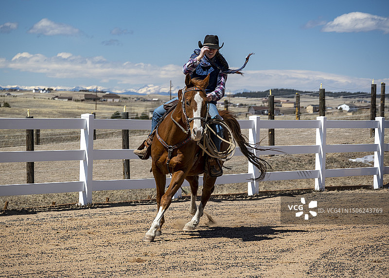 年轻的女牛仔骑着她的马，科罗拉多斯普林斯，美国科罗拉多州，美国图片素材