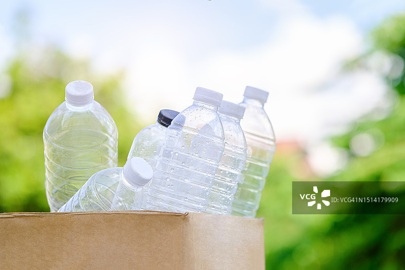 塑料瓶装在纸箱里，便于回收。垃圾分类，生态环保理念。图片素材