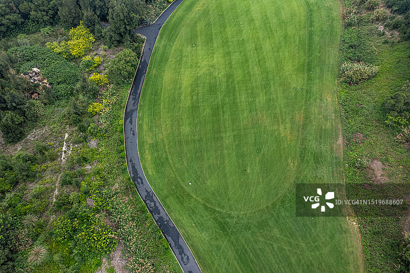 高尔夫球场的垂直鸟瞰图图片素材