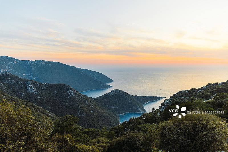 鸟瞰土耳其奥卢德尼兹的大海和山丘上美丽的日落图片素材