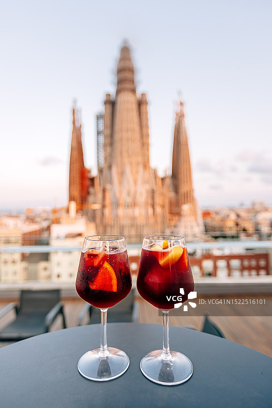 两杯冰桑格利亚汽酒，背景是圣家堂，巴塞罗那，西班牙图片素材