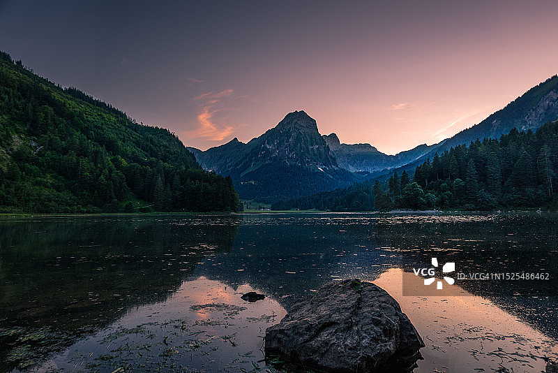 瑞士，日落时分，湖对着天空的美景图片素材