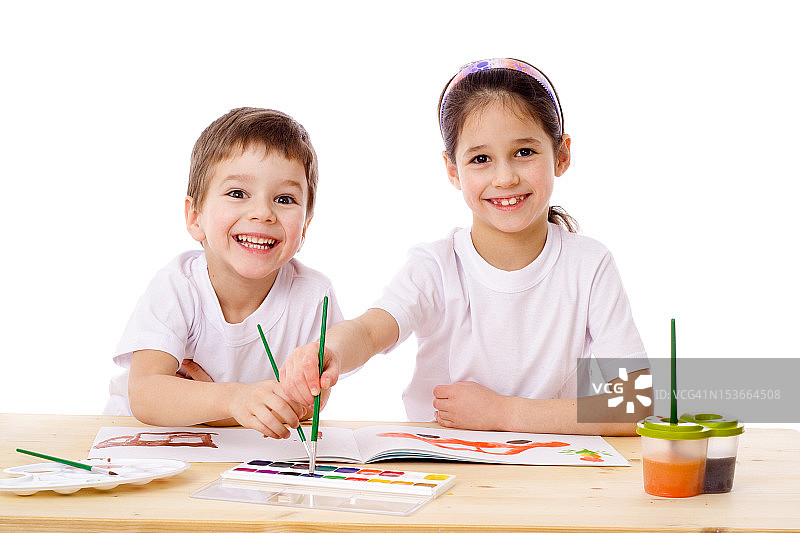 两个微笑的孩子用水彩画画图片素材