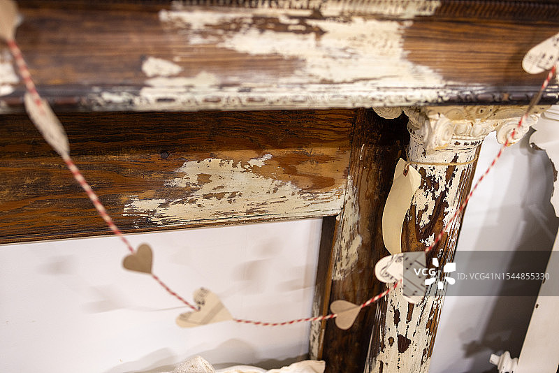 抢救古董木制壁炉壁炉架装饰心形花环图片素材