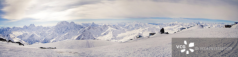 高加索山脊的全景。图片素材