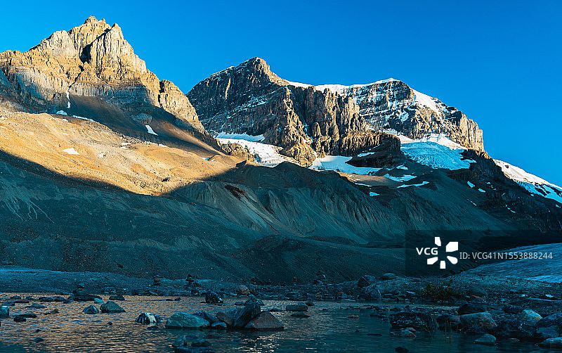 白雪皑皑的群山映衬着湛蓝的天空图片素材