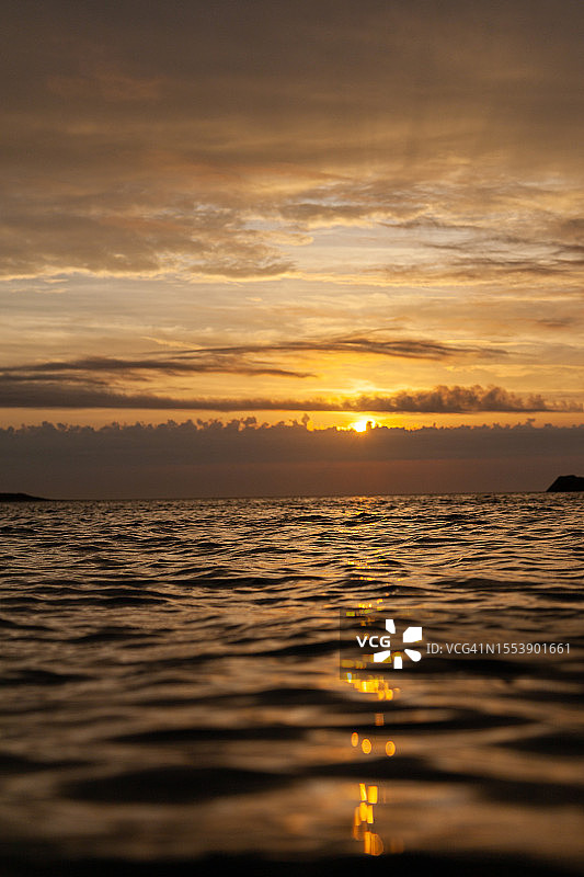 日落时大海对着天空的美景图片素材