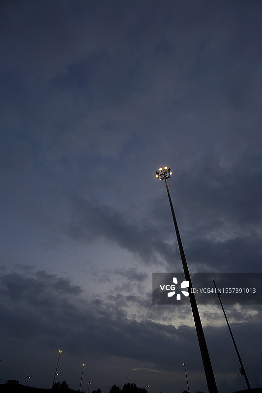 夜间高路灯对着天空的低角度视图图片素材
