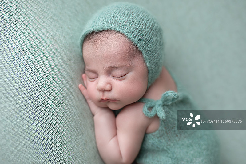 新生女婴熟睡图片素材