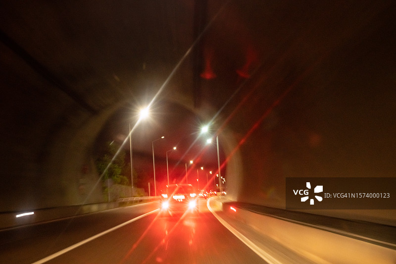 夜间隧道里模糊的汽车交通图片素材