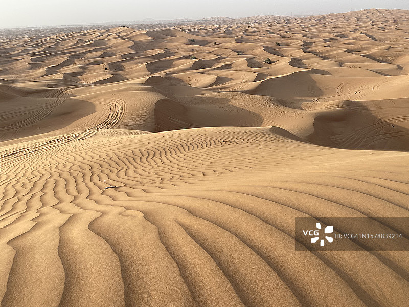 广阔的沙漠映衬天空的美景图片素材