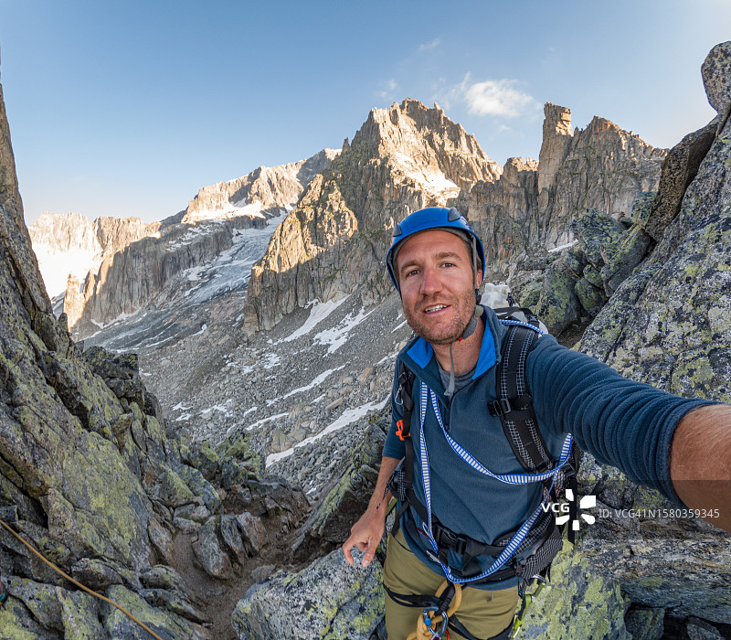 一名男子在攀登山顶时自拍图片素材