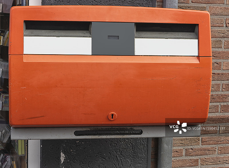 安装在铝制框架上的橙色公共邮箱图片素材