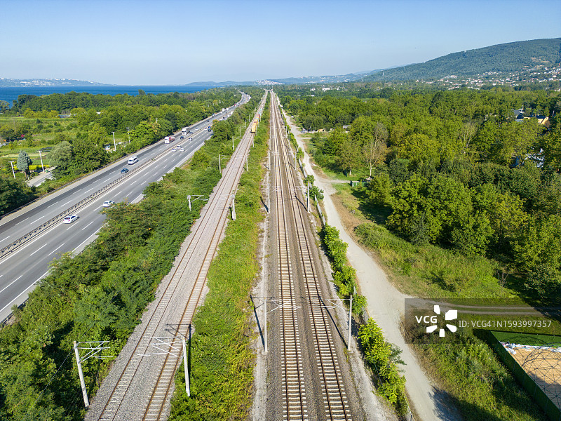 土耳其萨潘卡森林附近的无人驾驶火车鸟瞰图图片素材