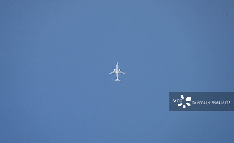飞机在日本神奈川上空晴朗的天空中飞行图片素材