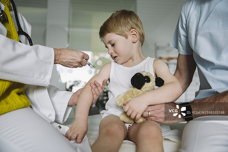 儿科医生给不开心的孩子注射疫苗图片素材