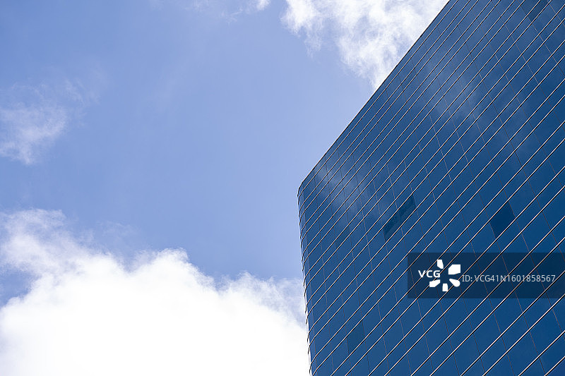 蓝天白云下商业建筑的低角度视觉图片素材