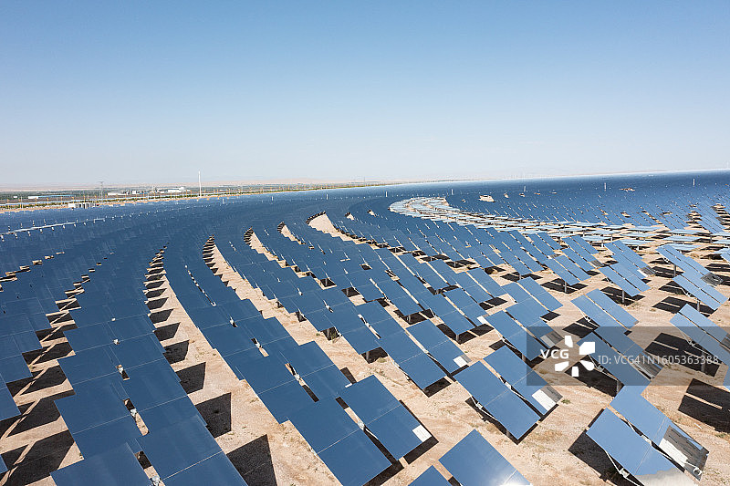 沙漠中的太阳能热电厂图片素材