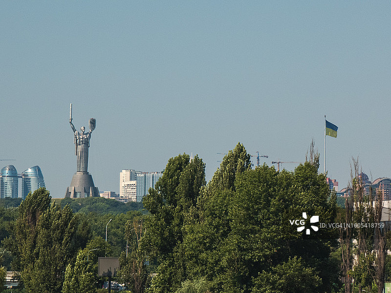 祖国母亲纪念碑矗立在基辅的山上图片素材