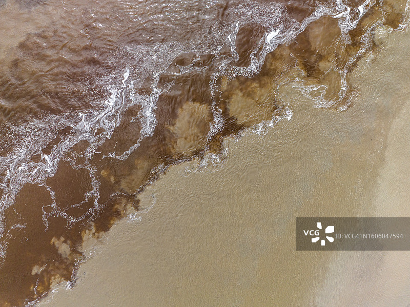 从无人机视角拍摄的玛丽河上的水流汇流，澳大利亚北领地图片素材